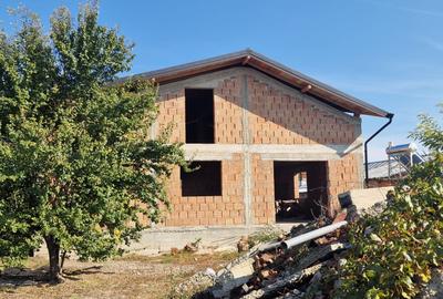 Se vinde casa la rosu, sat  Malaiesti jud. Prahova , pret 72000 euro negociabil. - 2