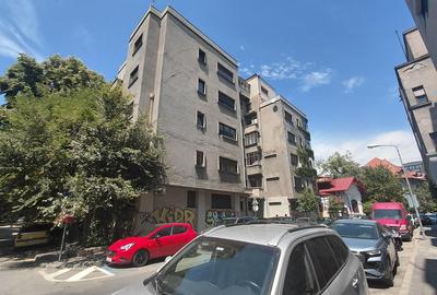 Apartament cu 3 camere semidecomandat în Grădina Icoanei