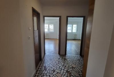 PIATA 1 MAI  4 camere spatios  zugravit 3 balcoane inchise - 9