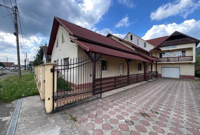 Casă cu 8 camere în Tăuții de Sus