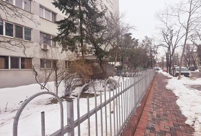 Apartament cu 3 camere semidecomandat în Baba Novac