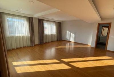 Apartament cu 4 camere decomandat în Herăstrău