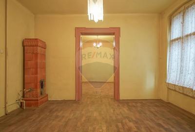 Vilă pe str Alexandru Ioan Cuza, 10 camere, S + P + E, teren 282 mp - 6