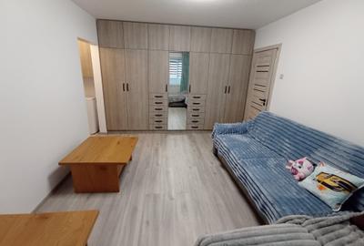 Apartament cu 2 camere semidecomandat, mobilat în Baza 3