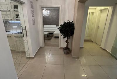 Apartament cu 4 camere decomandat, mobilat în Costin Georgian