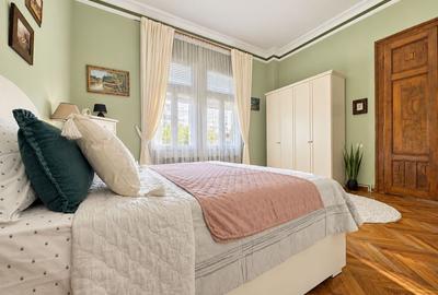 Apartament în Piața Libertății | Clădire istorică, balcon cu vedere spre piață - 9