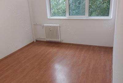 Apartament cu 4 camere semidecomandat în Drumul Taberei