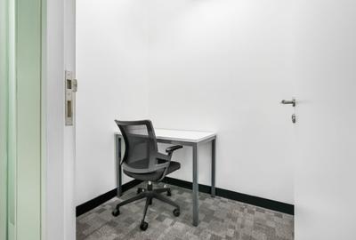 Spațiu de birou privat pentru 1 persoană în Regus Central Business Plaza - 1