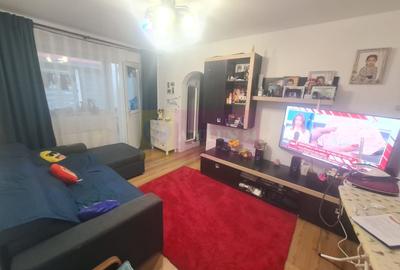 Apartament cu 3 camere semidecomandat în Cuza