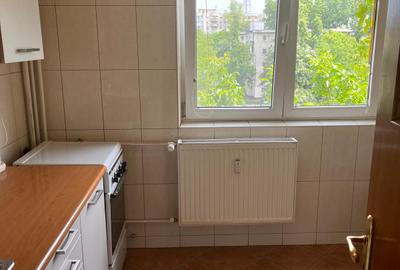 Garsoniera spatioasa, decomandata, acces rapid metrou si tramvai 41 - 4