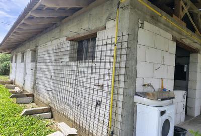 Casă la roșu,  – Oradea, str. Caișilor. 175 000 E . Comision 0 - 3
