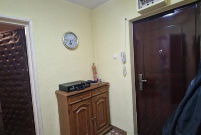 Piata Ramnicu Sarat - 3 camere decomandatE, 64 mp, balcon, etaj 5/10, metrou - 8
