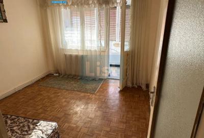Apartament cu 3 camere semidecomandat în Micro I