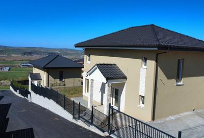 Vand casa individuala comision 0% - 5