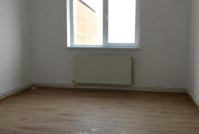 Apartament 3 camere, cu boxa, zona BCR - 7