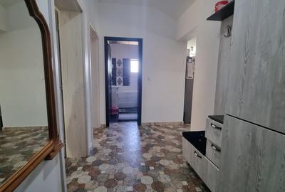 Apartament cu 3 camere semidecomandat, mobilat în Bucium