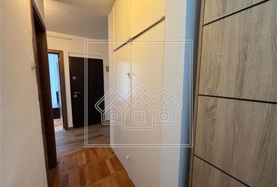 Apartament de vanzare in Sibiu - 3 camere, balcon, pivnita - zona buna - 15