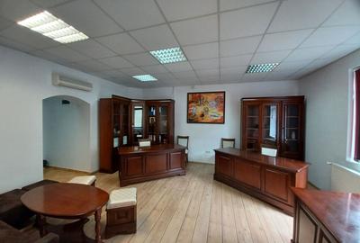 Birou, central, Ady Endre Oradea, 40 mp. 390 E neg. Comision 0 - 1