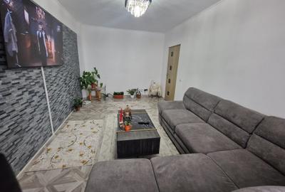 Apartament cu 3 camere decomandat, mobilat în Podu Roș