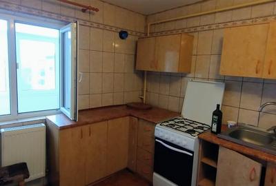 Apartament cu 3 camere decomandat în Patriei