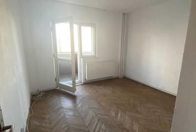 Apartament 3 camere liber la vanzare zona Spital Judetean