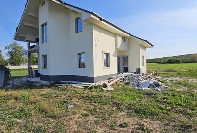 Casă individuală cu 4 camere în Oncea