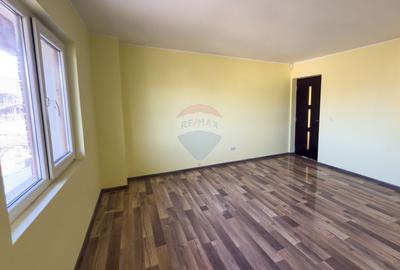 Casă / Vilă cu 8 camere de vânzare în zonă centrală - Urlati - 18