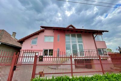 Casă cu 5 camere în Cristian