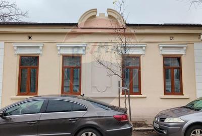 Casa cu 3 camere de vanzare in zona Centrala - 1