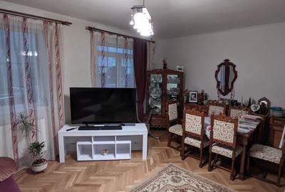 Apartament cu 3 camere decomandat în Plopilor