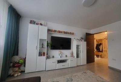 Apartament cu 4 camere decomandat în Tei
