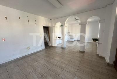 Spatiu comercial de inchiriat 3 camere 80 mpu curte Calea Dumbravii - 1