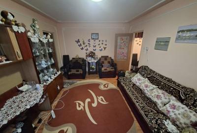 Apartament cu 3 camere, etajul 2/4, zona Dacia - 2