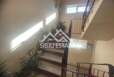 Apartament de vanzare cu 3 camere, decomandat -55 mp. balcon, pivnita - 8