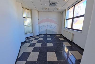 Spatiu 16 mp la etajul 5, str Piata Revolutiei - 1