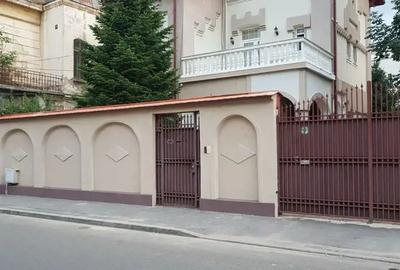 Bijuterie Arhitecturală: Refugiul tău de Lux cu Piscină în Inima Orașului - 11