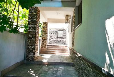 Apartament cu 2 camere decomandat în P-ța Victoriei