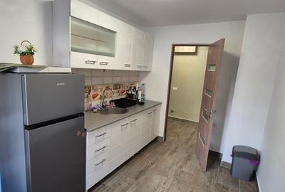 Ofer spre închiriere spațiu comercial – 60 mp, parter bloc zona centrala - 13