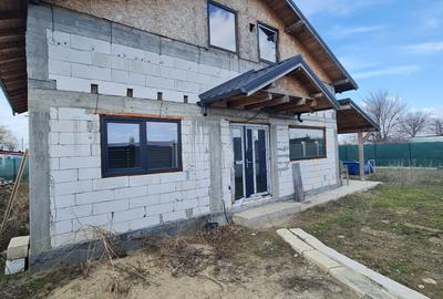 Casă cu 3 camere în Costi