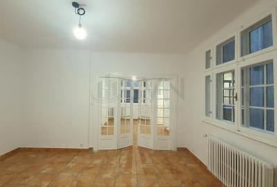 Apartament cu 4 camere decomandat în P-ța Romană