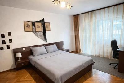 Apartament cu 3 camere decomandat, mobilat în Între Lacuri