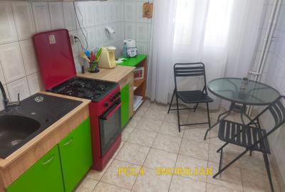 City Park Mall : Apartament trei camere, două holuri, etaj 2 , centrală gaze - 1