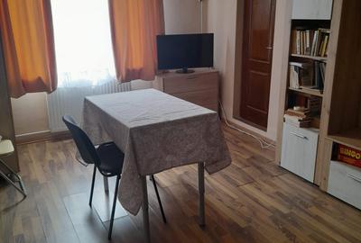 Apartament cu 3 camere decomandat în Drumul Taberei
