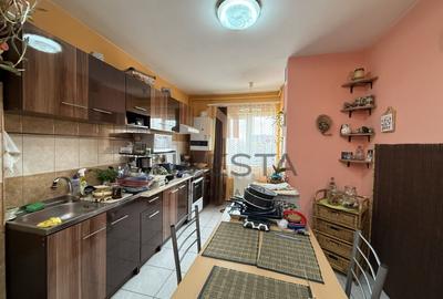 Apartament cu 3 camere semidecomandat, mobilat în Între Lacuri