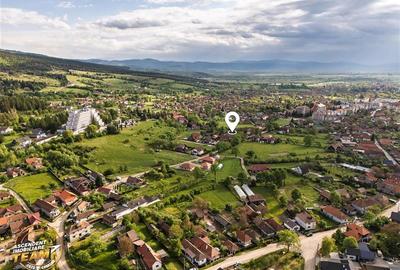 Vila ce incorporeaza anexe gospodaresti si cu potential turistic, in inima stati - 56
