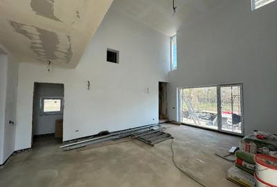 Casă cu 4 camere în Dumbrăvița