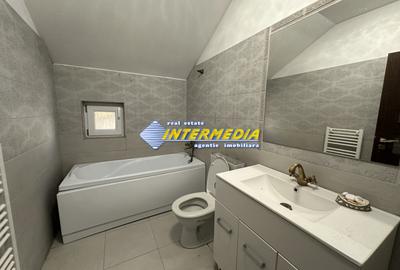 Proprietate 2 case curte pavata Teren 700 mp Hotel CETATE gard utilitati - 1