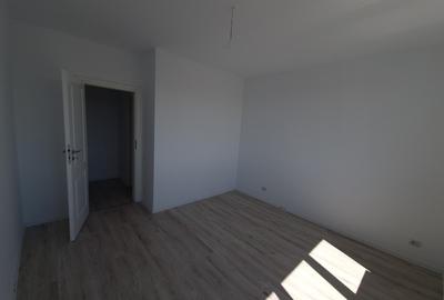 Vând apartament cu 2 camere, decomandat nou  + loc de parcare, situat in complex - 10