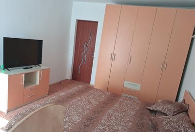 Proprietar  vând  apartament cu  3 camere decomandat în  Reșița - 5