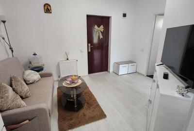 Apartament cu 2 camere semidecomandat, mobilat în Florești